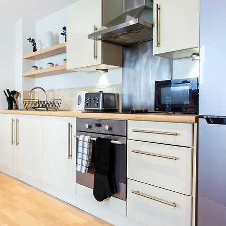 Executive 2 Bed Apartment With Free Parking By Amazing Spaces Relocations Ltd Warrington Exterior photo