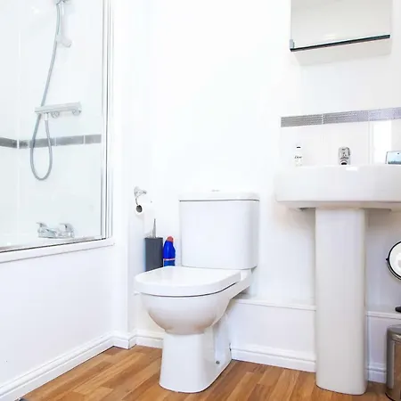Executive 2 Bed Apartment With Free Parking By Amazing Spaces Relocations Ltd Warrington Exterior photo