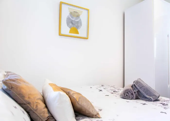 Executive 2 Bed Apartment With Free Parking By Amazing Spaces Relocations Ltd